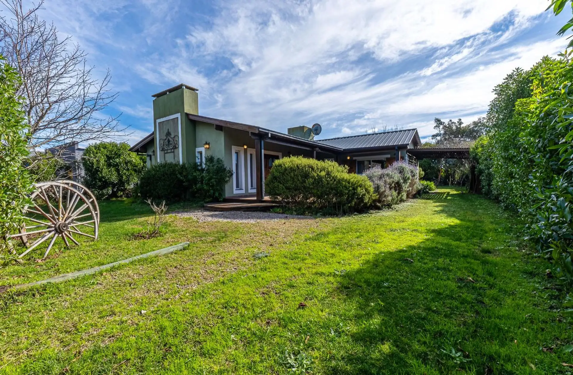 VENTA - CASA CON GRAN PARQUE Y QUINCHO CHAPADMALAL