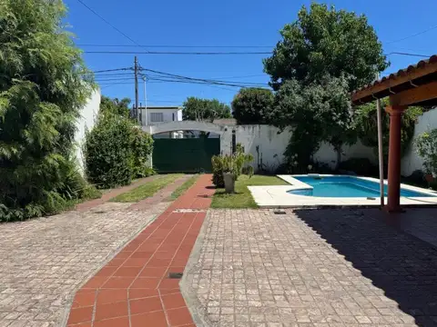 Casa 7 ambientes con 2 baños