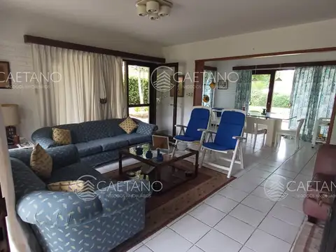Casa 4 ambientes con 2 baños
