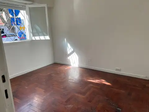 2 amb a la calle en planta baja con dep. Patio y 2 Baños