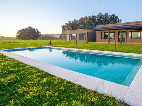 Venta casa 5 ambientes con pileta  en La Macarena