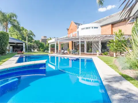 Casa en Venta con 2 cocheras