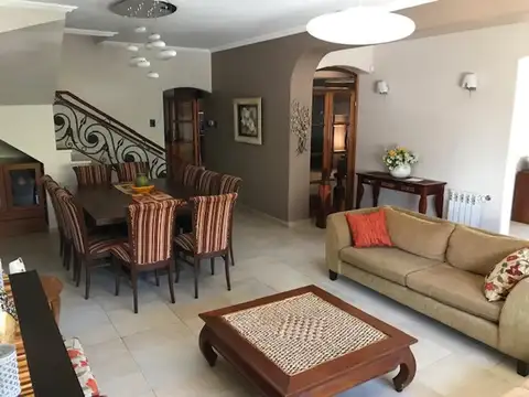 Venta de casa de categoría en Bª Cofico