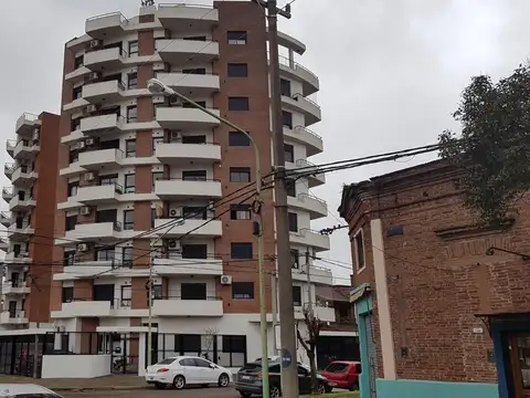 Departamento dos ambientes con cochera semi cubierta