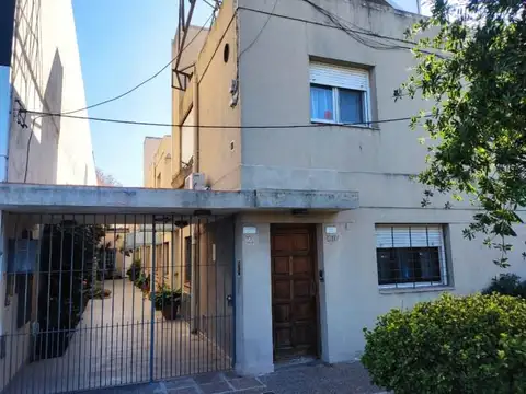 Departamento de dos ambientes con patio.