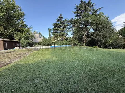 Venta Lote de  2.187 m² Parque Leloir, con casa a reciclar, pileta y quincho