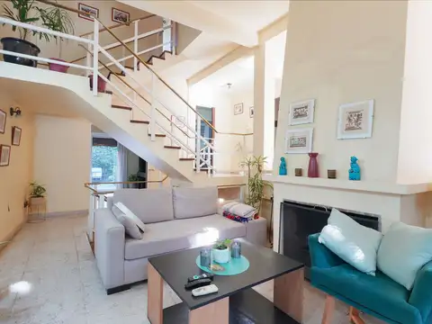 Casa 9 ambientes con 2 baños