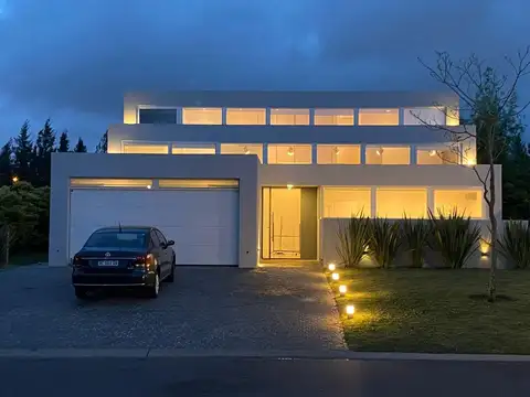CASA EN VENTA CON RENTA LAGOS DEL GOLF NORDELTA