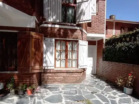 DUPLEX CUATRO AMBIENTES CON GARAJE   MONOAMBIENTE