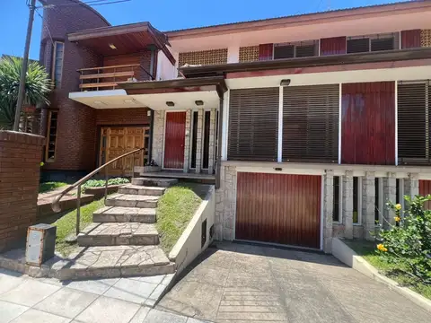 Tríplex Señorial con Cochera y Jardín en Wilde