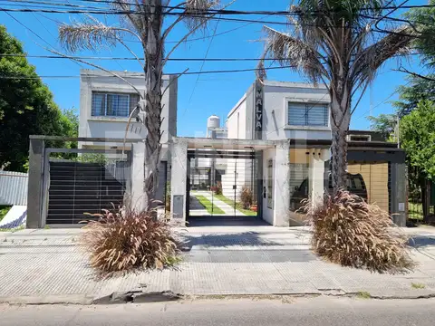 AMPLIO Y LUMINOSO DUPLEX 3 AMBIENTES EN CONDOMINIO RESIDENCIAL. 