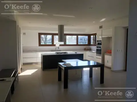 Casa en Alquiler con 2 cocheras