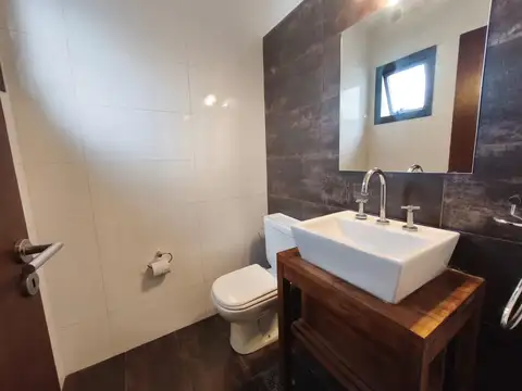 Casa 4 ambientes con 2 baños