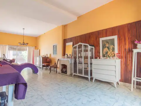 Casa 6 ambientes con 2 baños