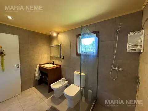 Casa 8 ambientes con 4 baños