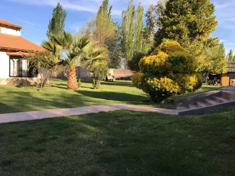 CASA CON GRAN PARQUIZADO EN VENTA, VISTALBA