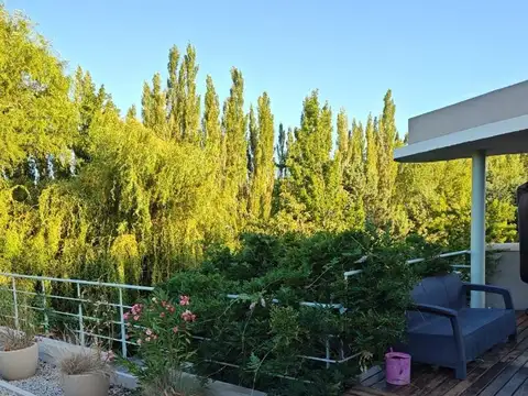 VENTA CASA DE DISÑO EN B° LA COMARCA - CENTENARIO