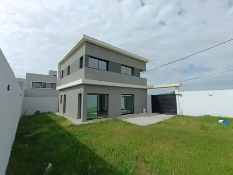 Casa 4 ambientes con 3 baños