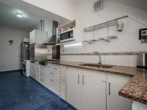 Casa de 5 ambientes, con fondo libre en Ramos Mejía!