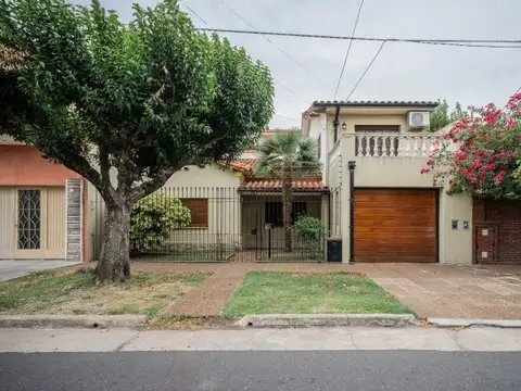 Casa de 5 ambientes, con fondo libre en Ramos Mejía!