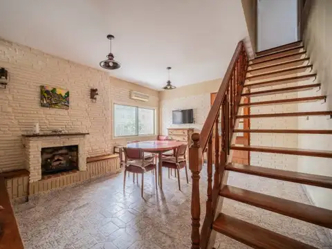 CASA - RAMOS MEJÍA - COCHERA - PATIO - TERRAZA - PARRILLA - 5 AMBIENTES - 4 HABITACIONES