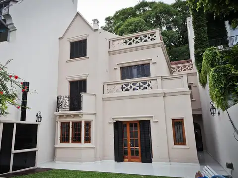 Casa  estilo Tudor en alquiler con jardin y piscina - Belgrano R. Impecable estado.
