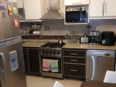 SE VENDE DPTO 4 AMBIENTES CON DEPENDENCIA Y COCHERA EN FLORE