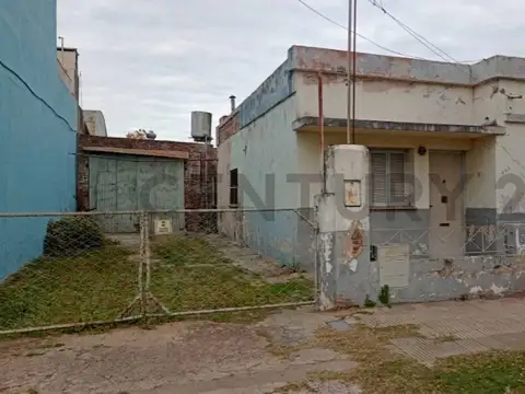 Casa en venta en Rafaela, B° 9 de Julio: Casa a Remodelar con Cochera Doble y Pa