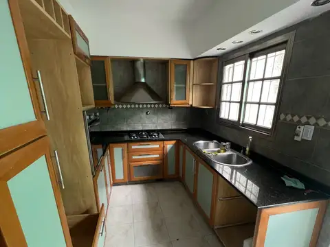 Dúplex en alquiler en Olivos  4 ambientes, 3 dormitorios (1 suite), baño y toilette, patio.