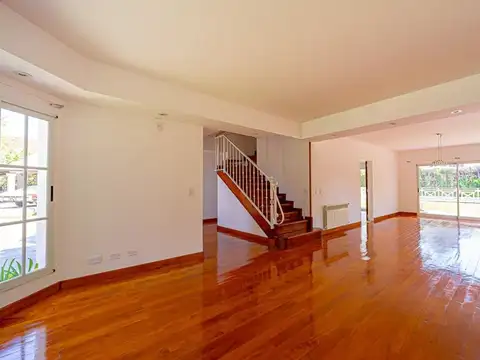 Casa en Alquiler con 4 cocheras