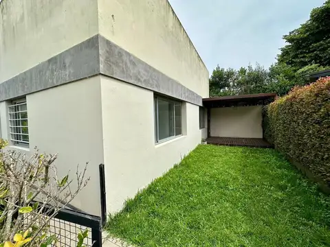 Depto tipo casa en VENTA City Bell 2 dorm. cochera