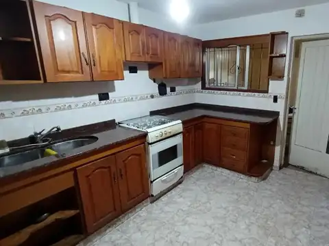 Casa 4 ambientes con 2 baños