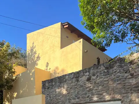 Alquiler – Casa de 2 dormitorios + escritorio en Villa Allende | B° Cumbres
