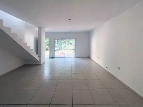 Casa en Alquiler con 1 cochera