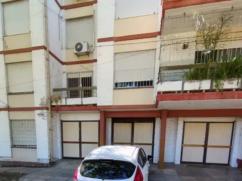 VENTA- DEPARTAMENTO DE 3 AMBIENTES CON COCHERA -