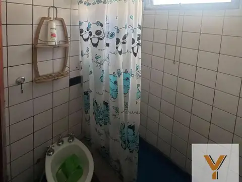 Casa en venta - 2 Dormitorios 2 Baños -  Local - 300Mts2 - Los Hornos, La Plata