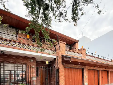 Hermosa casa en venta de 4 ambientes con cochera, patio y balcón.