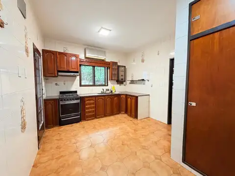 Hermosa casa en venta de 4 ambientes con cochera, patio y balcón.