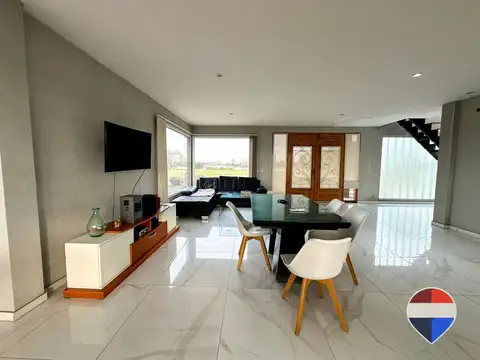 Casa en Venta con 3 cocheras