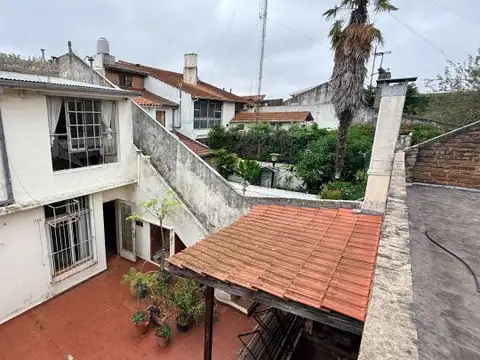 Casa 12 ambientes con 2 baños
