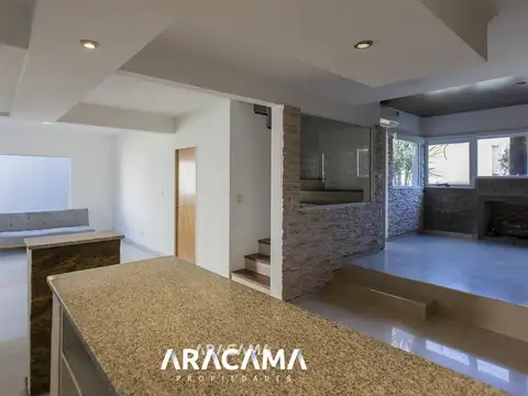 Casa en Alquiler con 1 cochera