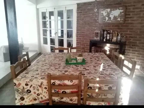 Casa en Venta con 2 cocheras