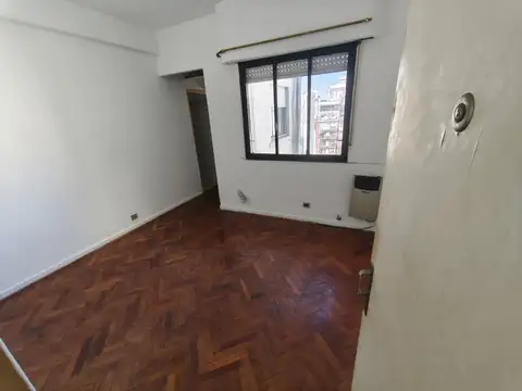 Dueño Directo. Hermoso 2 Ambientes Muy Luminoso En Av. Corrientes 2900. Excelente Ubicación, Mucha Luz .  Todos Los Ambientes Con Ventanas Al Exterior.