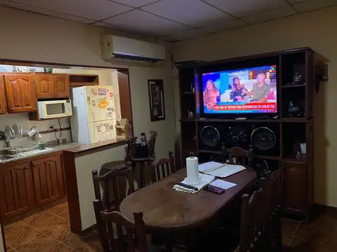 EN VENTA CASA DE 3 DORMITORIOS CON PATIO Y COCHERA - ALVAREZ