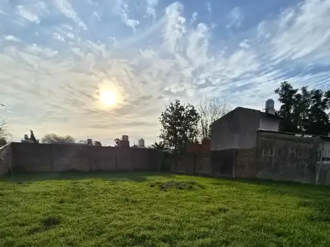 Lote doble con casa en ituzaingó Gran potencial de inversión