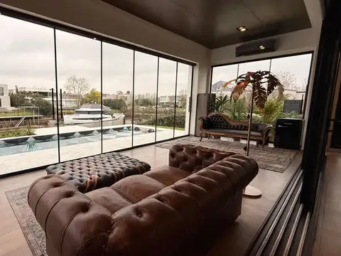 Casa 5 ambientes con 4 baños