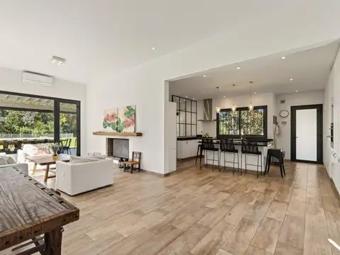 Casa en Venta con 2 cocheras