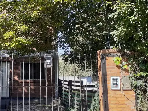 Duplex tipo casa de 80m2 con jardín y cochera. Entrada indep