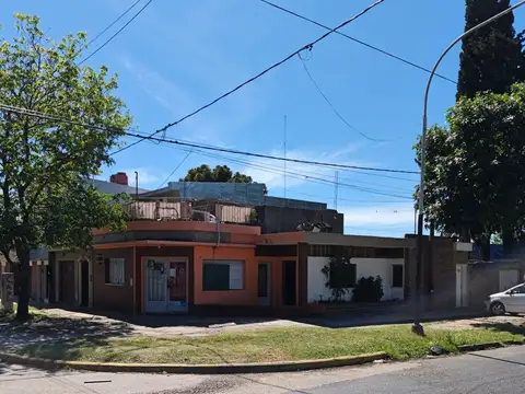 Excepcional casa en esquina y local comercial