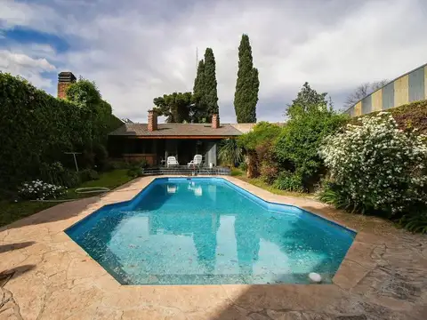 VENTA Casa de gran categoría – Villa Sarmiento – Pileta, Quincho y Jardín Premium - Acepta permuta